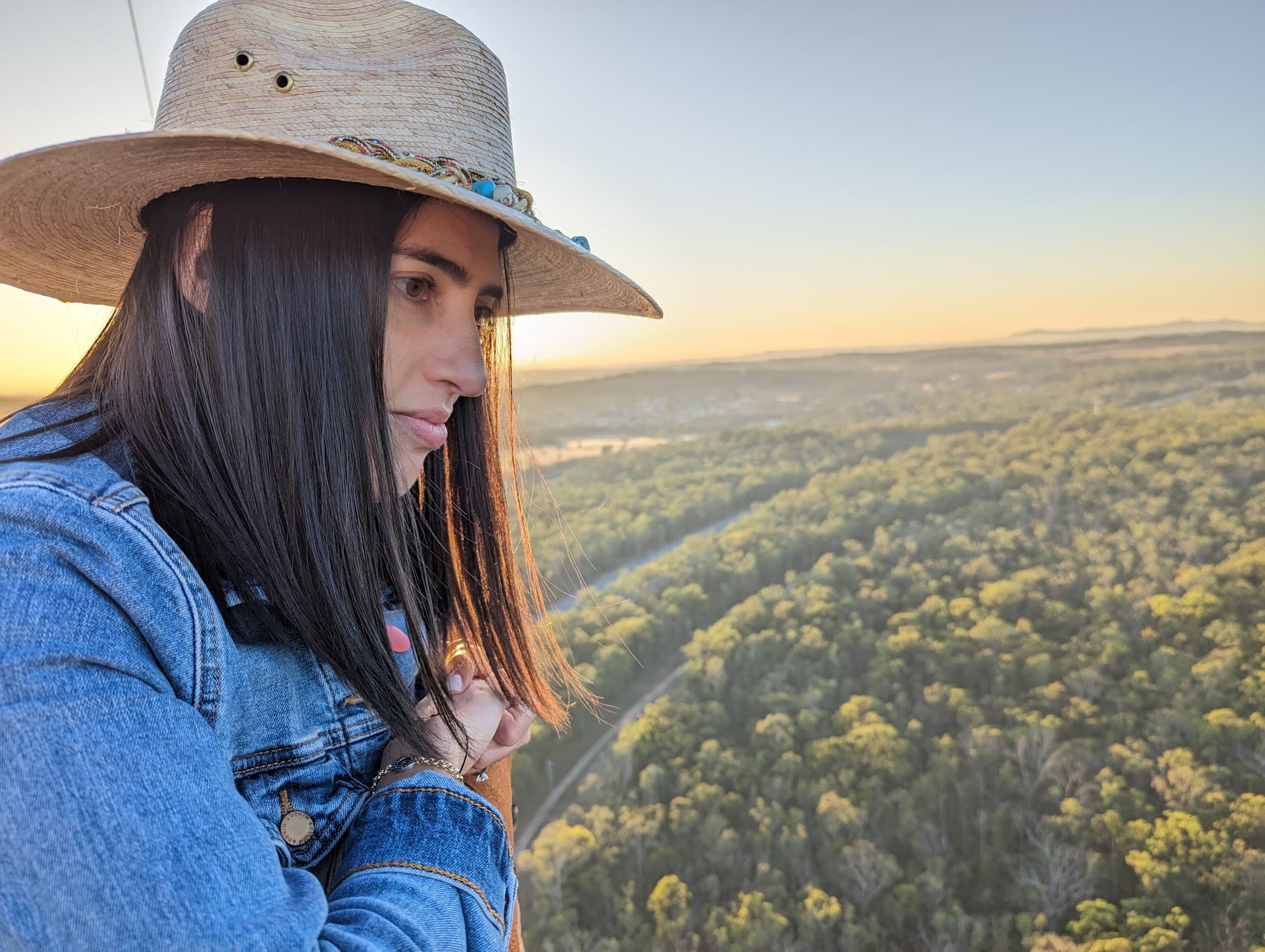 Paulina al atardecer, conectada con la naturaleza