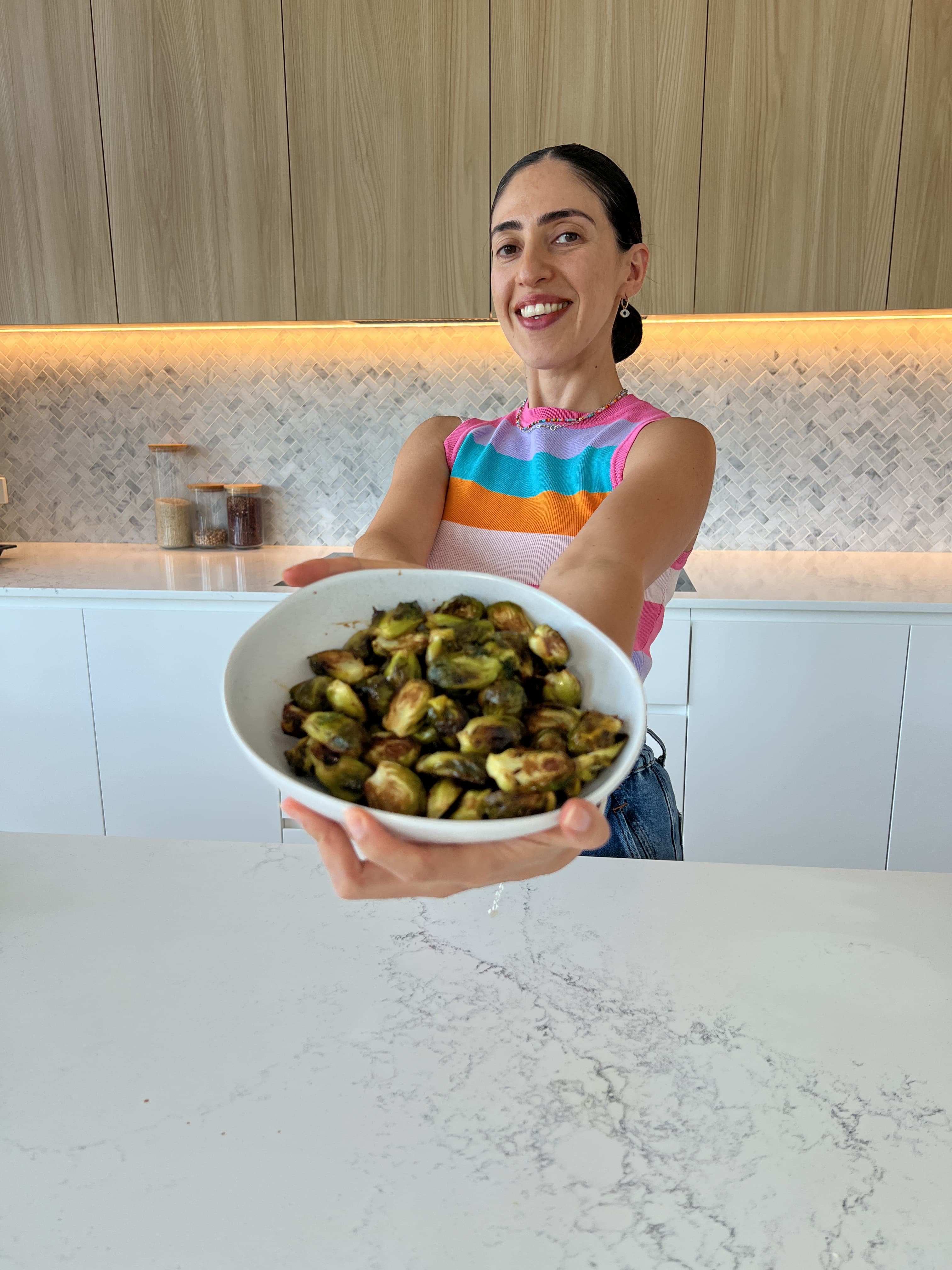 Paulina en su cocina con comida saludable